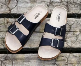 Op deze manier krijg je zwarte voetafdrukken uit je slippers en sandalen
