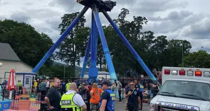 Mensen hangen half uur op de kop in Amerikaanse attractie