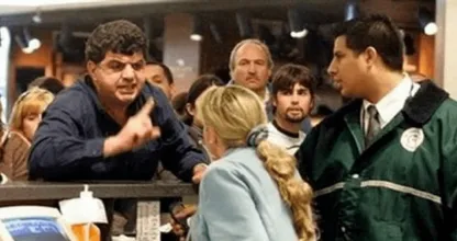 Deze passagier scheldt de stewardess haar huid vol, maar hoe ze dan reageert... FENOMENAAL!