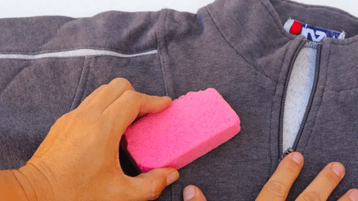 Last van pluisjes op je trui? Met dit trucje haal je ze er zo vanaf! Heel handig dit!
