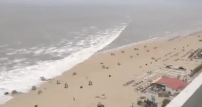 Spectaculaire beelden: enorme vloedgolf overspoelt strand van Zandvoort!