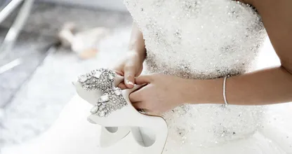 Braut fordert Tausend Euro von jedem Hochzeitsgast und sagt Hochzeit komplett ab, als sie sich weigern.