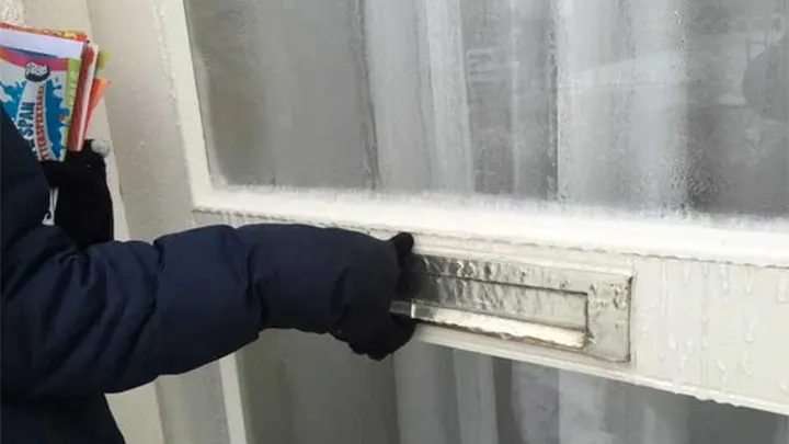 Folderbezorger Bjorn (15) krijgt de deur in zijn gezicht gesmeten: "Het lijkt erop dat bij de duurste huizen de botste mensen wonen"