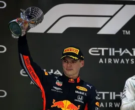 Fans vragen zich af: is dit de nieuwe vriendin van Max Verstappen?