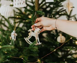 Zo ruim je de kerstboom op zónder dat je huis vol naalden ligt