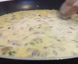 Rezept: cremige, kohlenhydratarme Champignonsuppe mit nur 6 Zutaten.