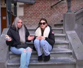 Rijke dames in Steenrijk, Straatarm wekken ergernis op bij kijkers