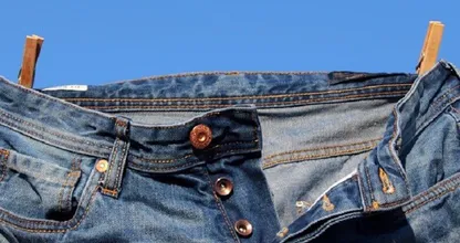 Wie oft wäschst du deine Jeans? Eigentlich gehört sie nur so oft in die Waschmaschine