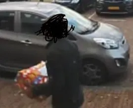 Sintcadeaus worden gestolen, politie brengt zak vol nieuwe pakjes langs