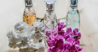 Vermeide diese bekannten Fehler und dein Parfum hält viel länger!