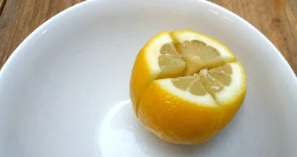 Corta un limón y lo pone al lado de su cama y ésta es la razón