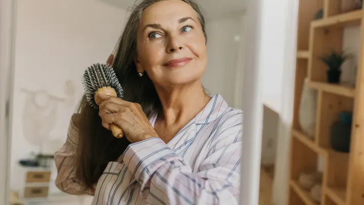 Dunner wordend haar na je 50e? Met deze simpele truc lijkt het voller
