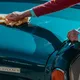 Auto onder de vogelpoep? Dit is waarom je hem direct schoon moet maken