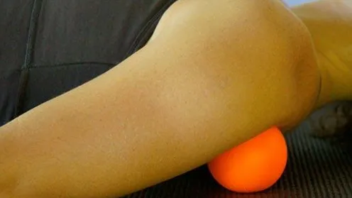 Selbstmassage die wirklich hilft: der Tennisball für die besonders verspannten Muskeln