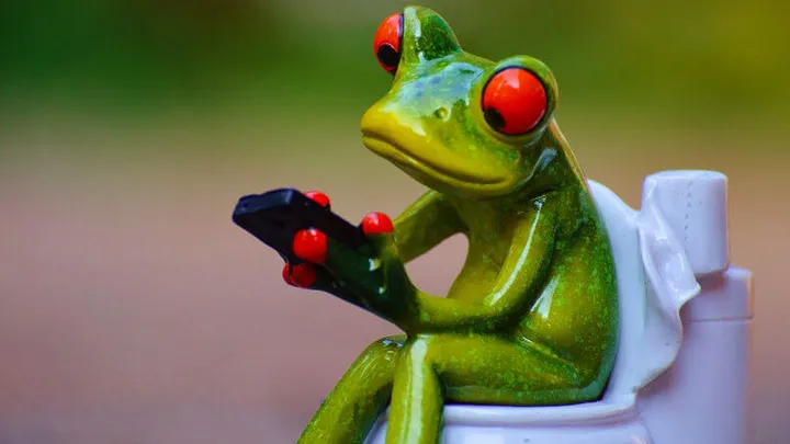 Telefoon mee naar het toilet? Dit is waarom je dat niet meer moet doen!