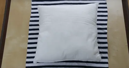 VIDEO: Dit is echt leuk, zo maak je van een oud t-shirt makkelijk een schattig kussensloop ZONDER naaimachine!