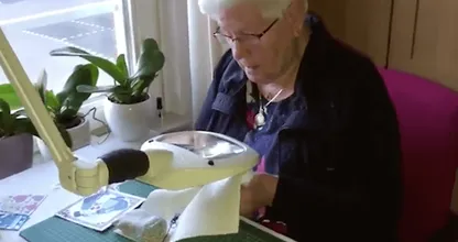 Oma Miet (85) wordt dankzij bijzonder borduurwerk geliefd door het hele internet. 'Verliefd zijn hoort geen grenzen te kennen!'