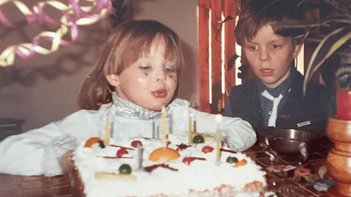 Kun jij zien welke BN'er op deze jeugdfoto de kaarsjes uitblaast op haar verjaardag?