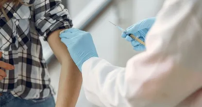 Nederland stopt uit voorzorg twee weken met AstraZeneca-vaccin 