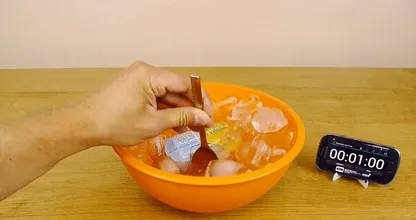 VIDEO: Ongelofelijk, met deze geniale truc is je drankje binnen 2 (!!!) minuten koud! Dit moet je zien!