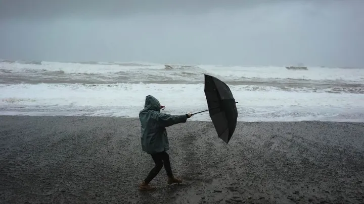 Let op: KNMI waarschuwt voor zeer zware windstoten door storm Poly