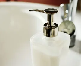 Zo maak je zelf vloeibare handzeep van een zeepblok