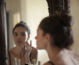 Voici pourquoi vous devriez mettre du thé vert sur votre visage