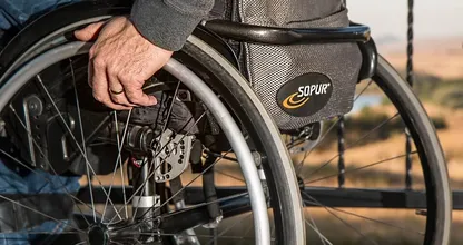 Hans zit vijftien uur per dag in versleten rolstoel: "Ik ben niet verdrietig, ik ben boos."
