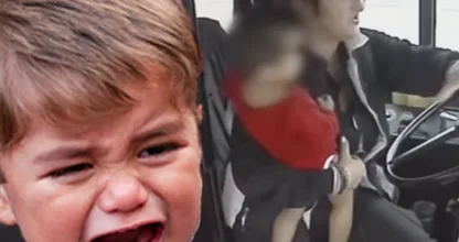 Niño entra al autobús descalzo, el conductor llama inmediatamente a la policía