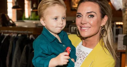 Wat ’n boefje: kleine André zingt stout Sinterklaasliedje bij mama Monique