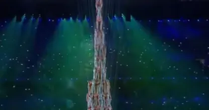 500 Akrobaten = 1 menschlicher Tannenbaum, dann diese Bewegung; das Publikum brüllt vor Erstaunen!