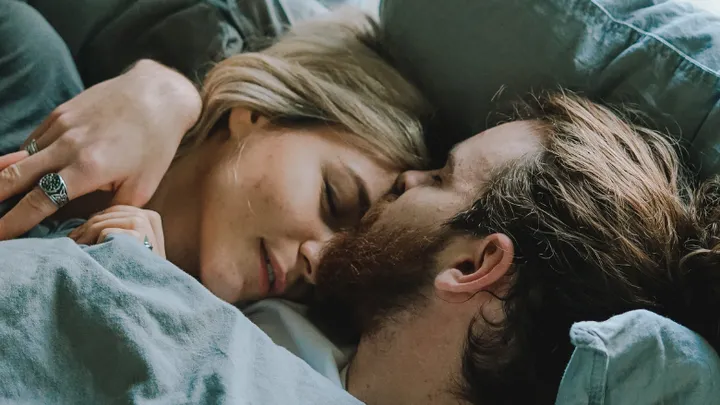 Esto es lo que dice la posición para dormir con tu pareja sobre tu relación