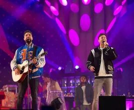 Wacht, wat? Jij kan in de nieuwe videoclip van Nick en Simon stralen
