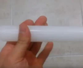 Er nimmt sich eine Kerze und geht damit über seine Badezimmerfliesen. Du wirst nicht glauben was das bewirkt!