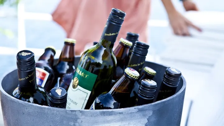 Nie wieder lauwarmes Bier! So werden Getränke in 5 Minuten eiskalt!