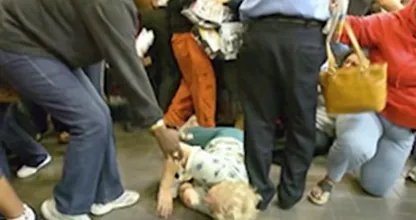 Una anciana fue pisoteada mientras intentaba comprar un regalo para su nieto el día de Black Friday