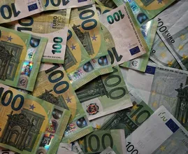 Eerlijke vrouw vindt 1000 euro en brengt het netjes naar de politie