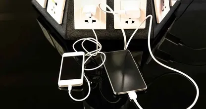 HIEROM moet je oppassen met je telefoon opladen in een openbaar stopcontact!