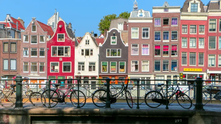 Kritiek op Blond Amsterdam servies met lachende Anne Frank