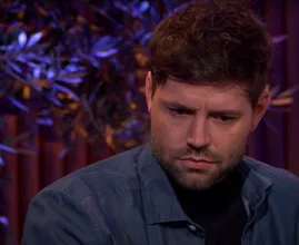 Simon Keizer emotioneel in Beste Zangers bij nummer 'Papa'