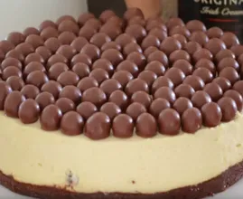 Rezept: weiße Schokolade Käsekuchen mit Baileys und Malteser.