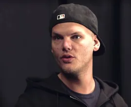 Familie Avicii brengt nieuwe single S.O.S. van postuum album uit