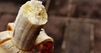 Aus diesem Grund solltest du eine Bananenschale an den Füßen reiben