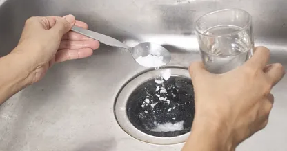 Baking soda en azijn in de afvoer? Dit is waarom loodgieters het afraden