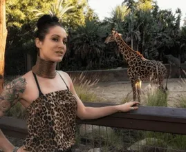 Die verstörende Wahrheit über die Frau, die versucht hatte, eine Giraffe zu werden!