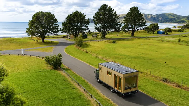 Una viajera en solitario combina una minicasa con una caravana: el resultado es increíble