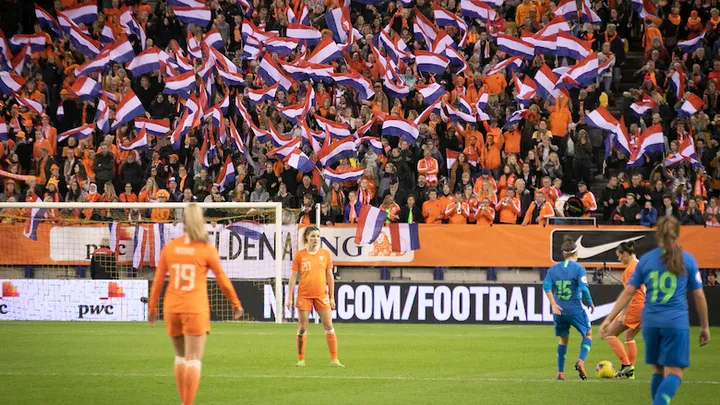 KNVB gaat Oranjevrouwen net zoveel betalen als heren