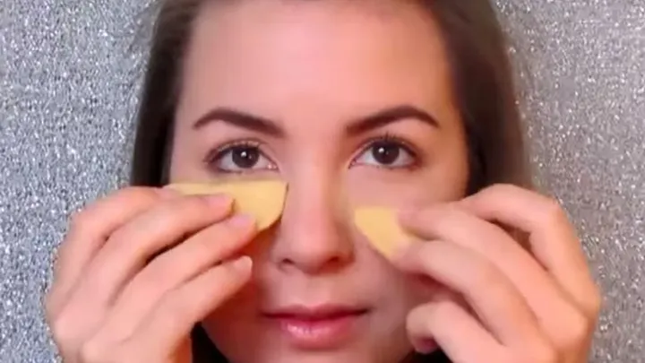 Try reducing the dark circles under your eyes with this simple trick