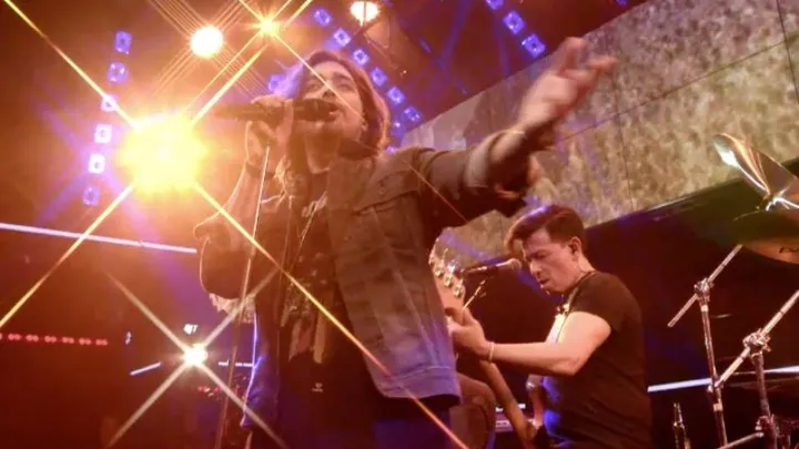 Waylon treedt op met legendarisch Live Aid Queen-optreden bij DWDD
