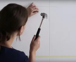 Mit diesem Trick hängst du Bilder nie wieder schief an die Wand!